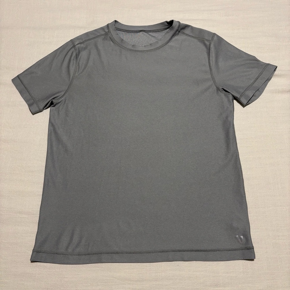 Men’s Vuori Grandview Tech Tee Short Sleeve Performance Shirt Gray V197